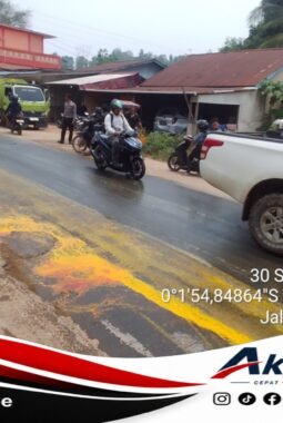 Dua Truk Tangki CPO Tabrakan di Tayan Hilir, Muatan Tumpah ke Jalan